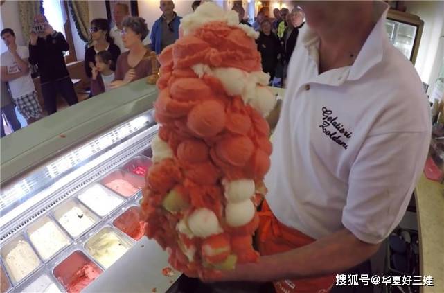原创牛人制作冰淇淋在蛋筒上放上百个冰淇淋球荣获世界吉尼斯记录