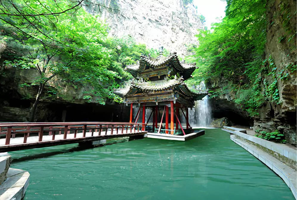 原创吕梁市有一个县拥有1条铁路和3条高速县城建在山脚下的平原上