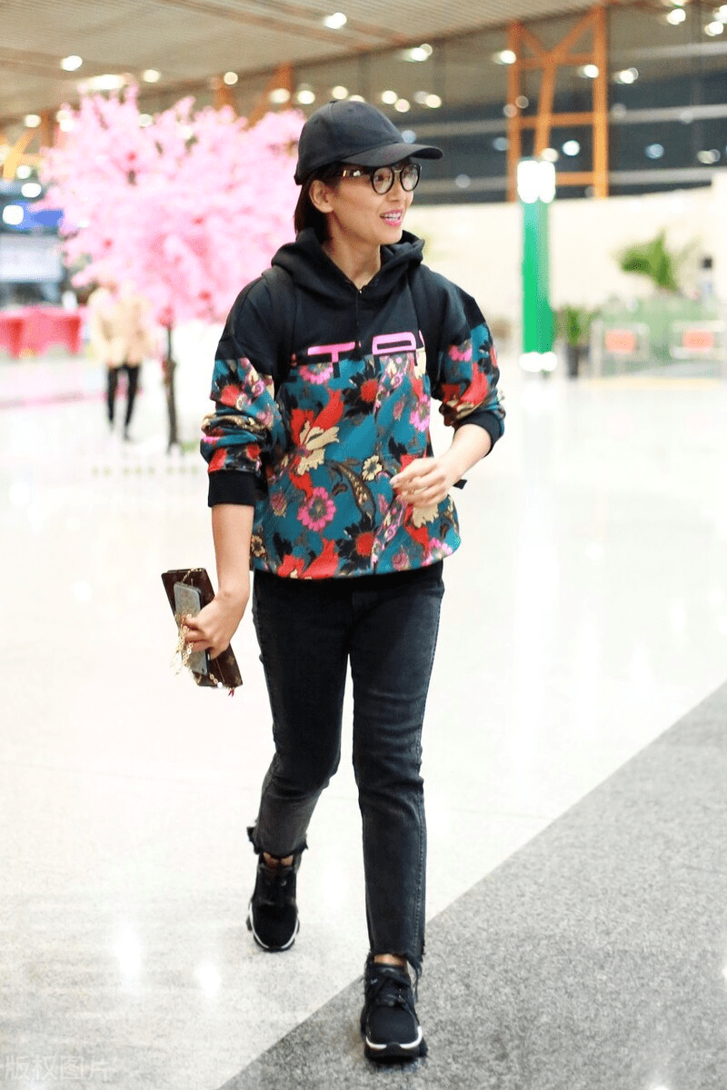 原创刘涛素颜走机场真厉害穿黑色卫衣配牛仔裤超好看减龄洋气