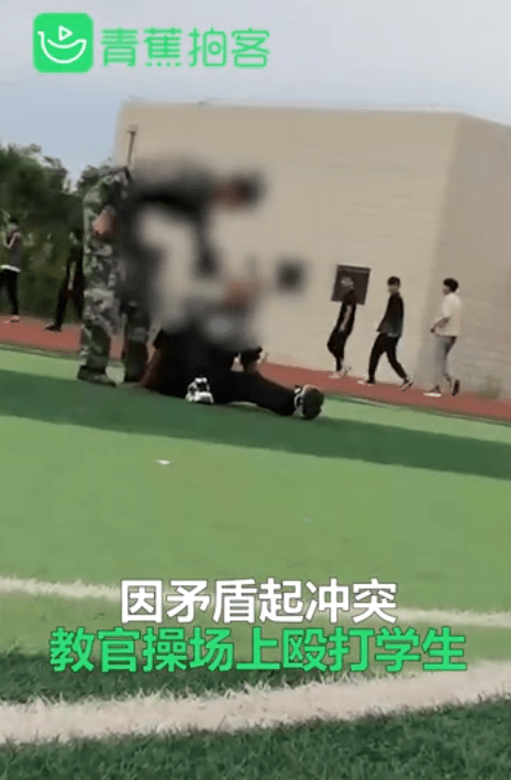 河南一军训教官操场上殴打学生:抓头发并掐脖颈
