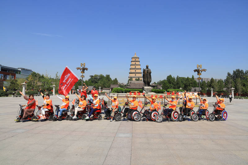 西安残疾人手摇轮椅游古城迎残运