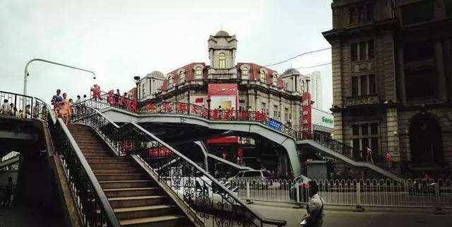 曾经的八九十年代,几乎算是六渡桥人气最高的时候,由于六渡桥人行天桥