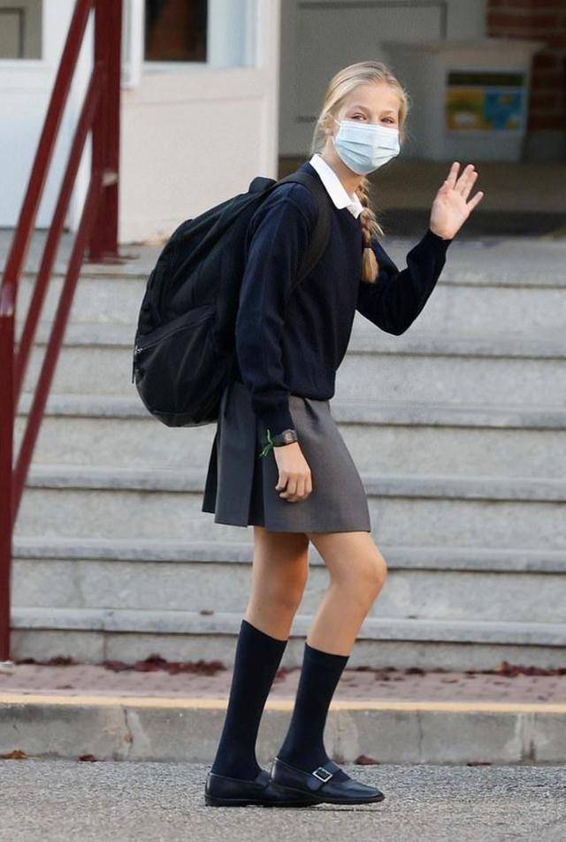 14岁西班牙公主返校开课穿校服现逆天长腿稳坐副驾显女王范