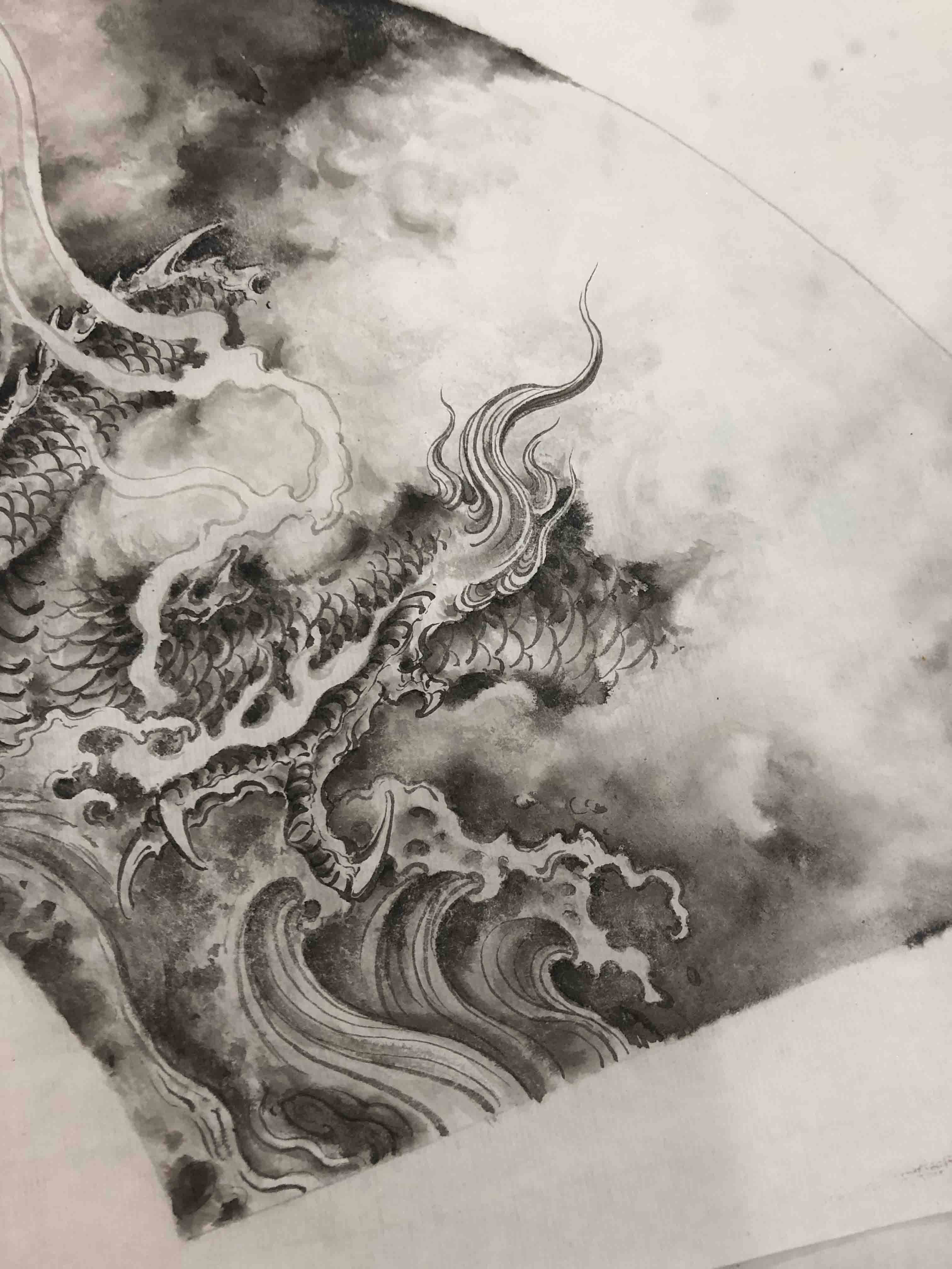 画家由龙笔下的国画水墨龙图扇面龙纹设计--《潜龙图》