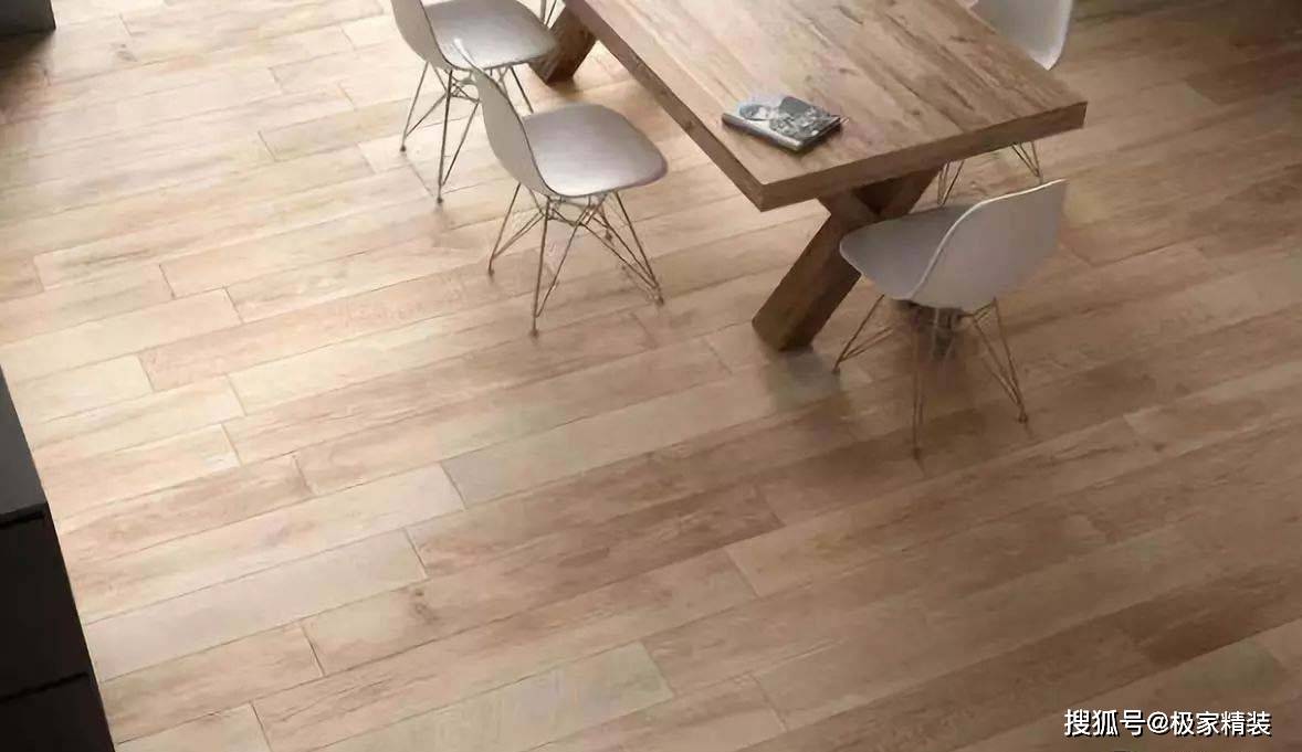 将木地板从客餐厅直接铺进厨房,视觉效果上更敞亮