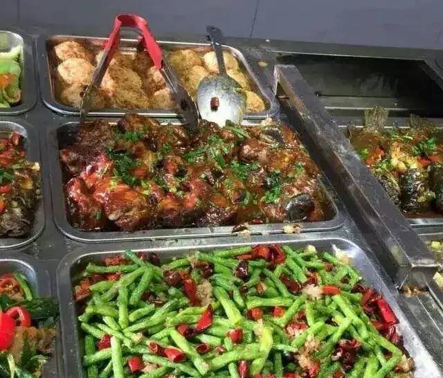 廣西仔進深圳工廠,看到食堂飯菜後直接跑路:全是辣椒怎麼吃