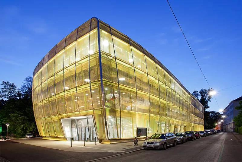 像是私立维也纳音乐与艺术大学,私立安东布鲁克纳大学,林茨教区教堂