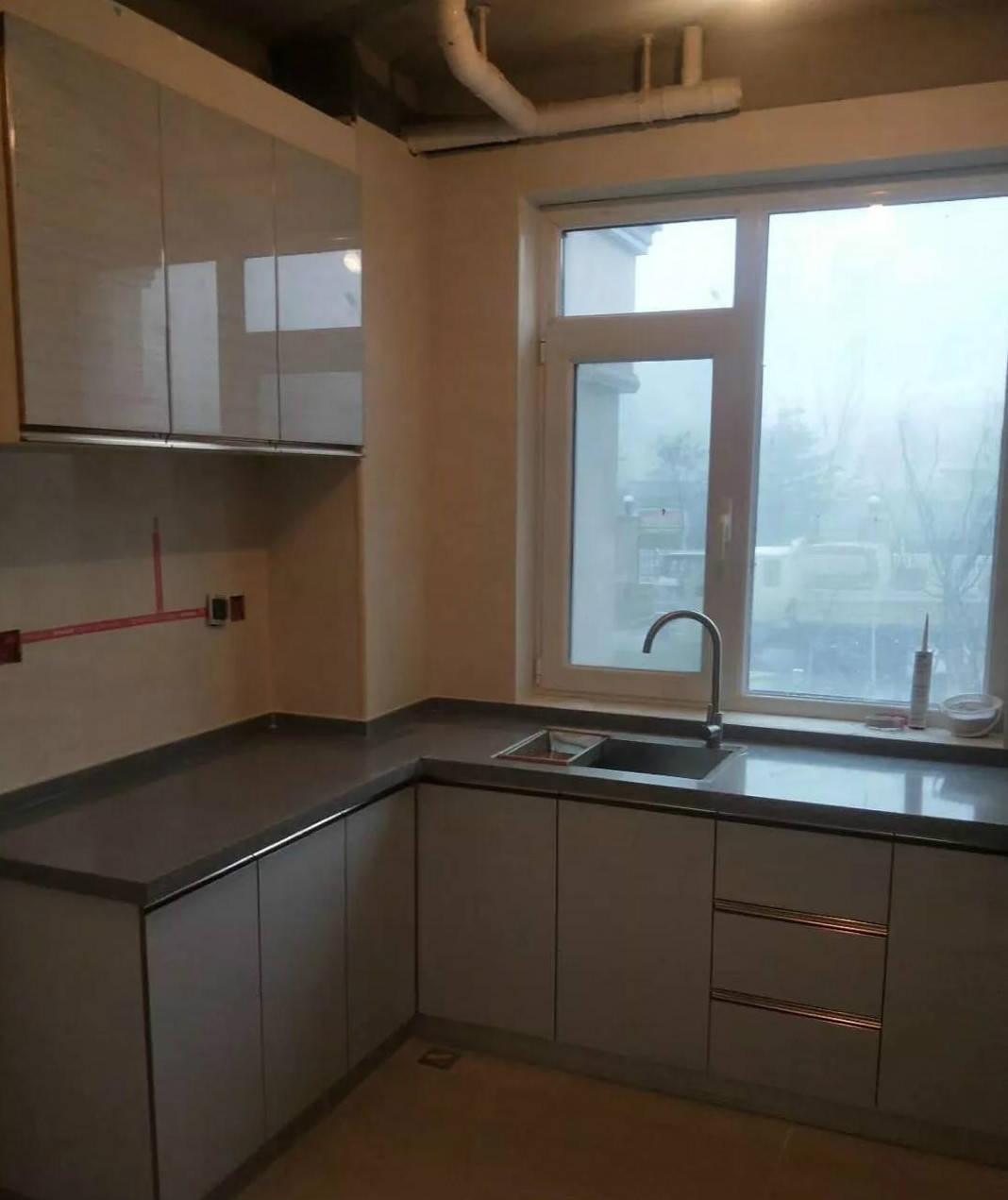 温州瓷砖与混凝土制作的砖夹橱柜效果图