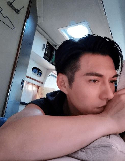 严屹宽先是晒出一张自拍,照片中拍完戏在房车中休息的严屹宽身穿黑色