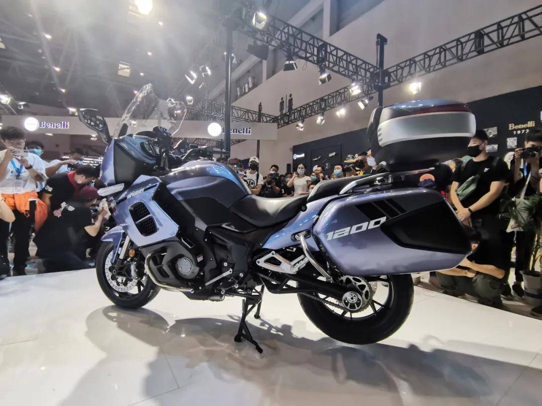 贝纳利直列三缸gt1200震撼亮相,带滑离电子联刹电动倒车驻车