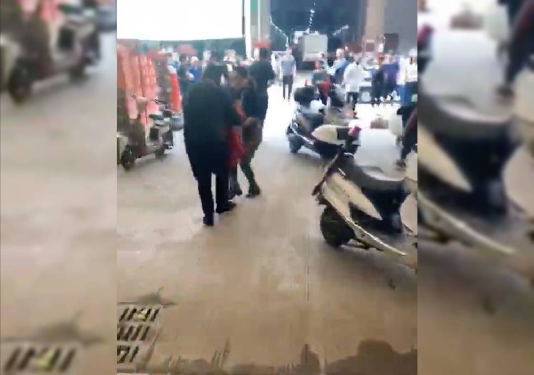 工资|老板娘疑因没给店员发工资被割喉，面色苍白被抬出水果店