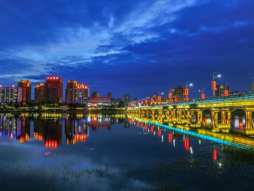 内乡县夜景亮化促夜经济蓬勃发展