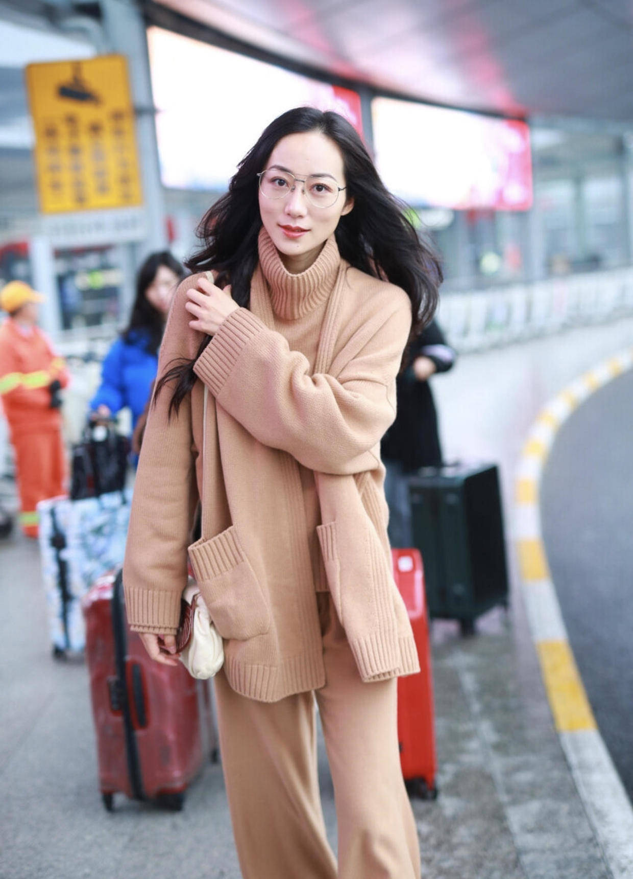 韩雪本身的气质非常出众,搭配上这样的服饰以及颜色,更是散发出了更多