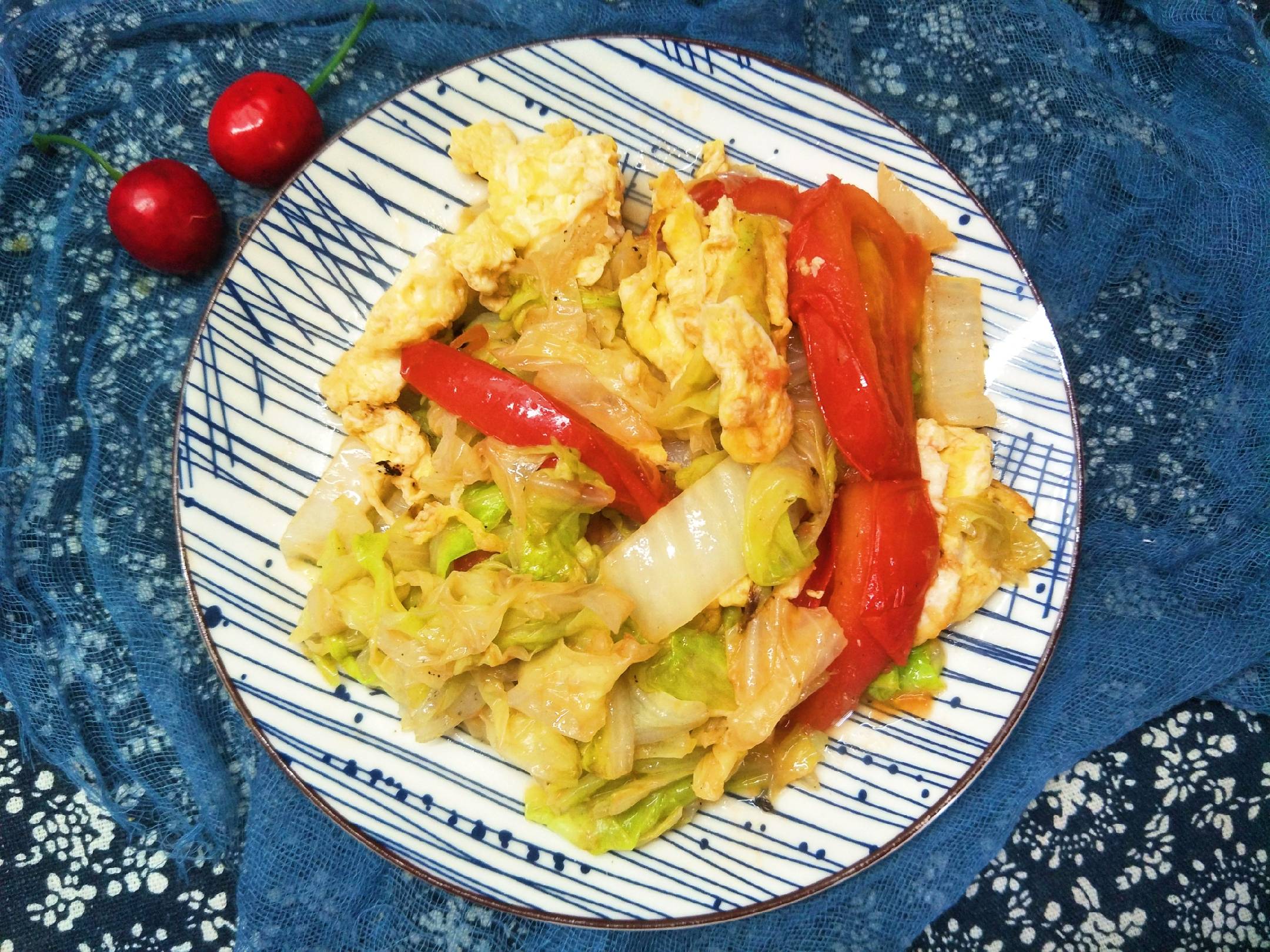 白菜新吃法加入1个西红柿味道鲜美软烂好吃