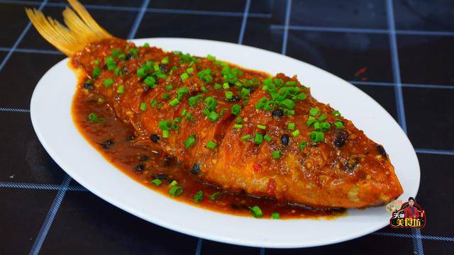 同样是红烧鲤鱼,黑的卖38元这种卖88元,你更愿意吃哪种?
