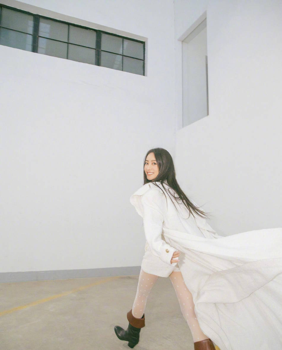 宋茜穿白丝袜秀长腿长发飘逸笑容清纯迷人