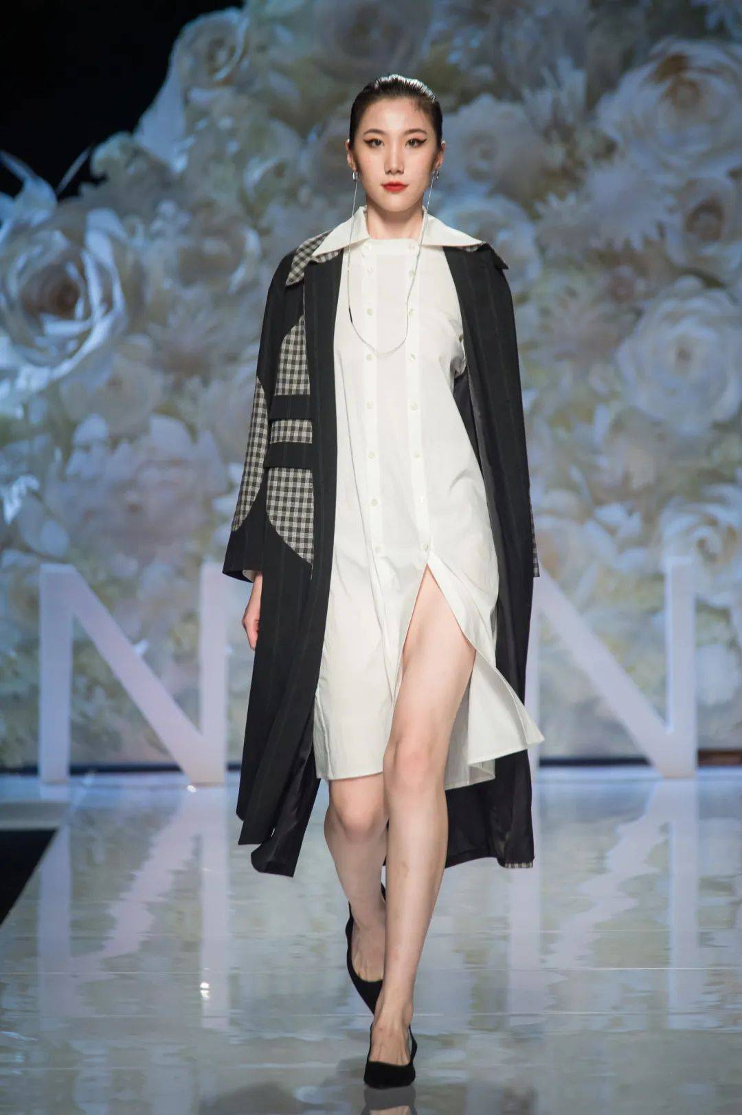 为年轻officelady设计造纺ininformal重生亮相广东时装周