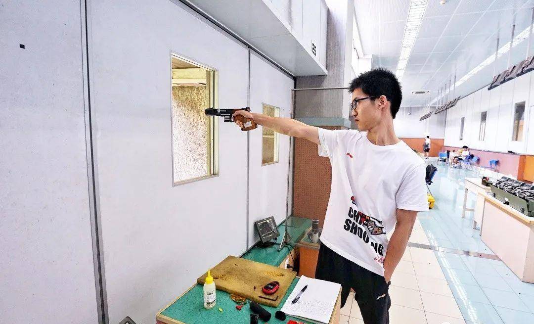 一天舉槍400次換4件短袖射擊射箭運動員訓練記