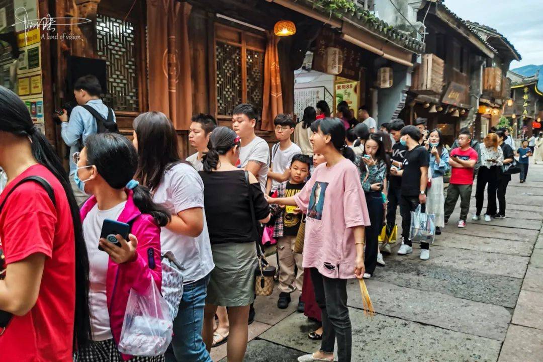 臨海的海苔餅很有名但為什麼街邊這麼多店就這家門庭若市呢