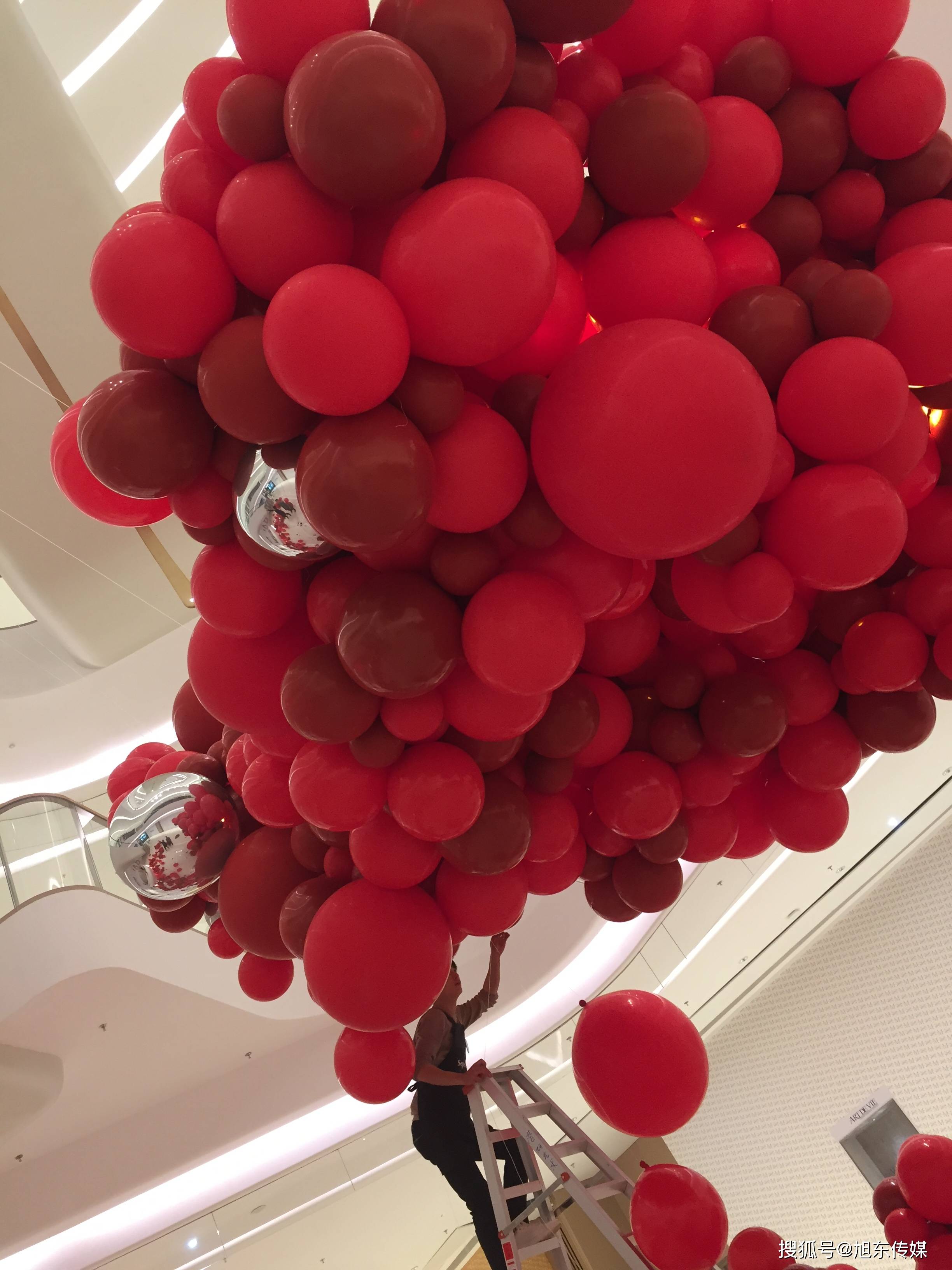 2018年湾万象城春节室内外气球美陈布置与执行深圳大型气球布置团队