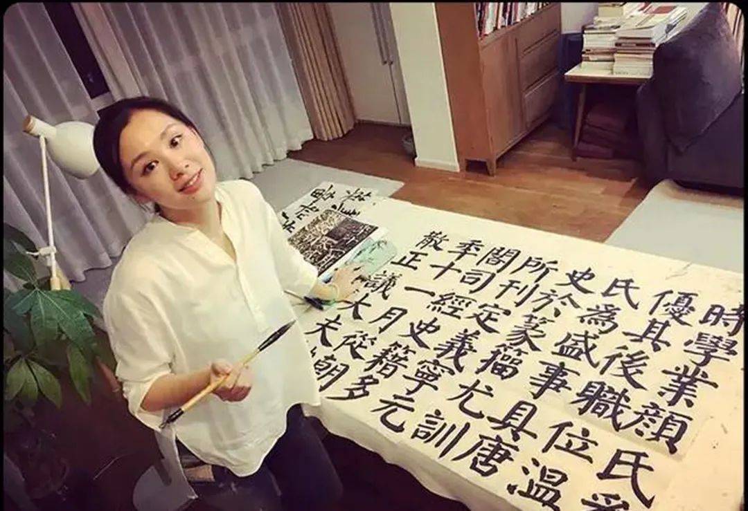 有一位名叫林曦的女书法家,她也是一名网络红人,由于她才貌双全,也有