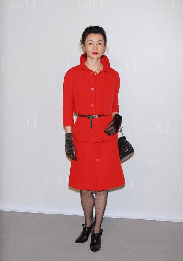 真服了张曼玉!瘦到"脱相"还穿皮衣皮裙,56岁真该退休了