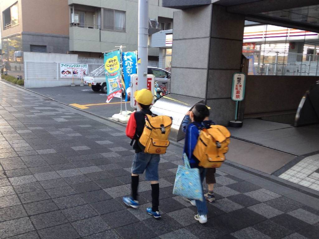 孩子书包重似石头,父母打开检查,惊呼:这都是些啥东西啊?