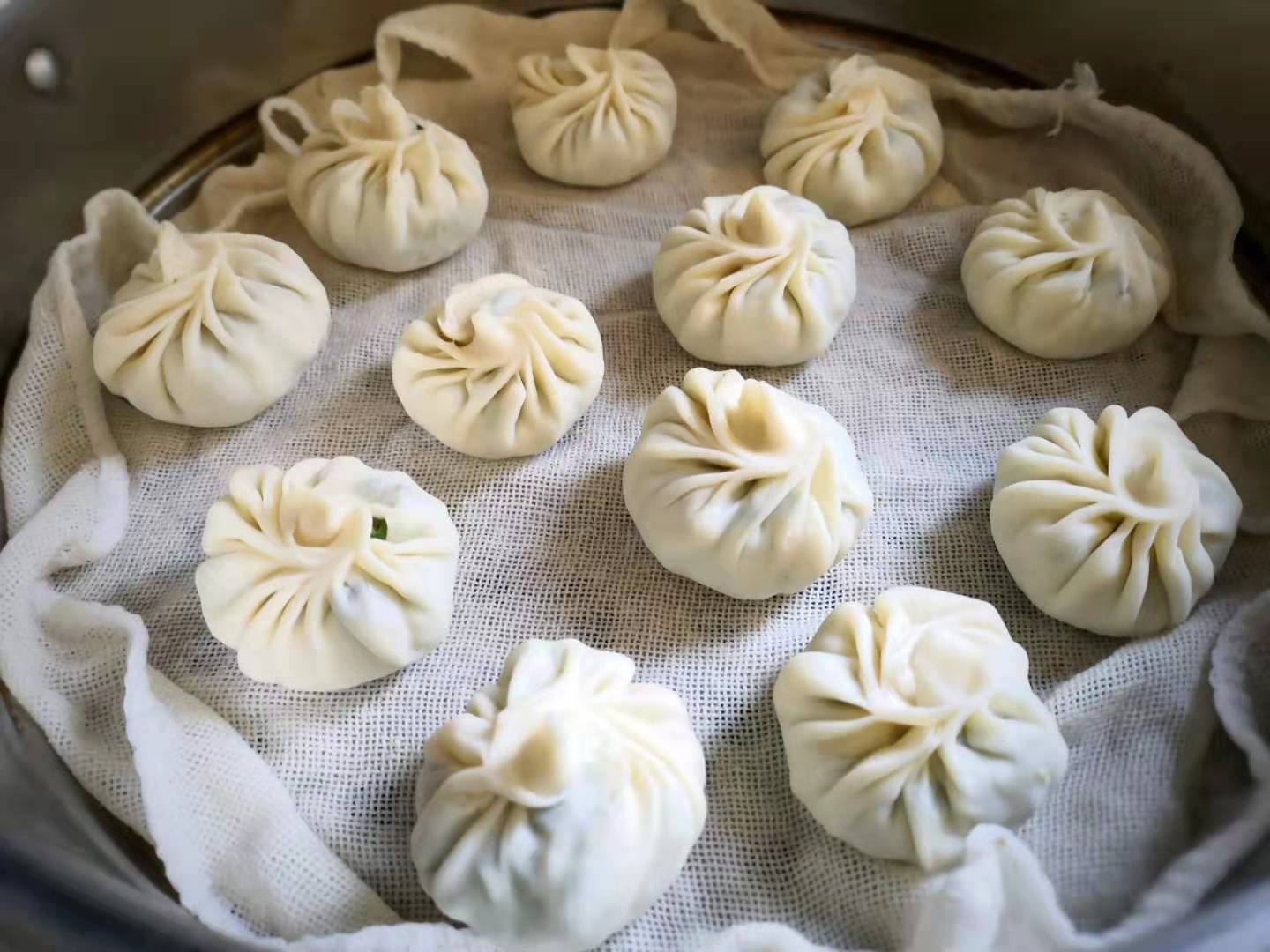 2块钱买1斤饺子皮给老公和孩子做了3笼薄皮包子一口气吃完了