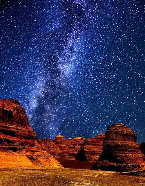 去了新疆,拍了最美星空,可以直接当壁纸了