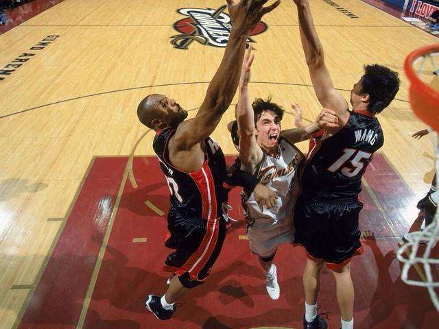 原创当年巴特尔单手拽倒奥尼尔,却没有起冲突,这是怎么回事?