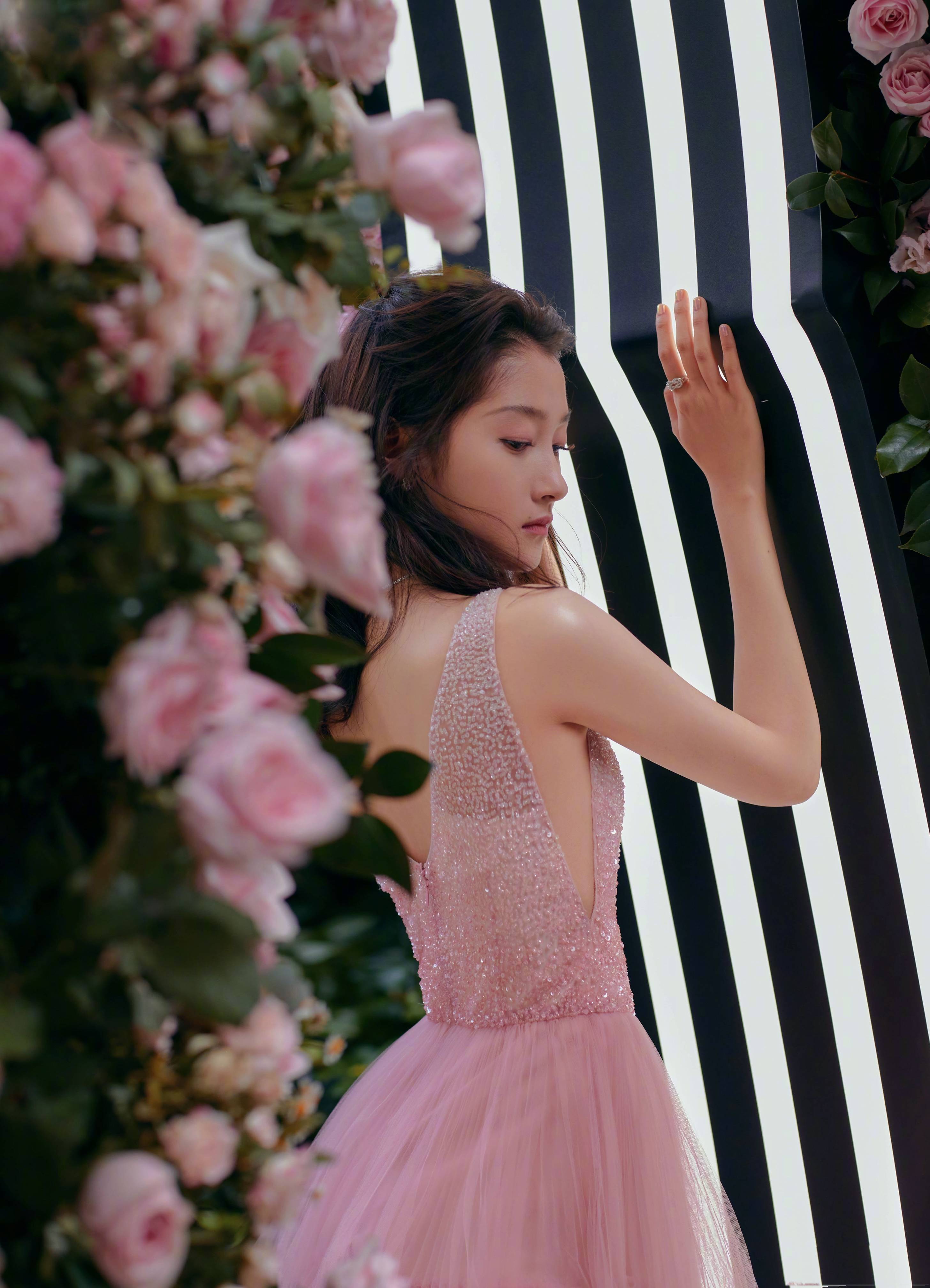 生日派对当天,关晓彤就是一身黑色露背短裙搭配黑丝,与朋友们一起手拿