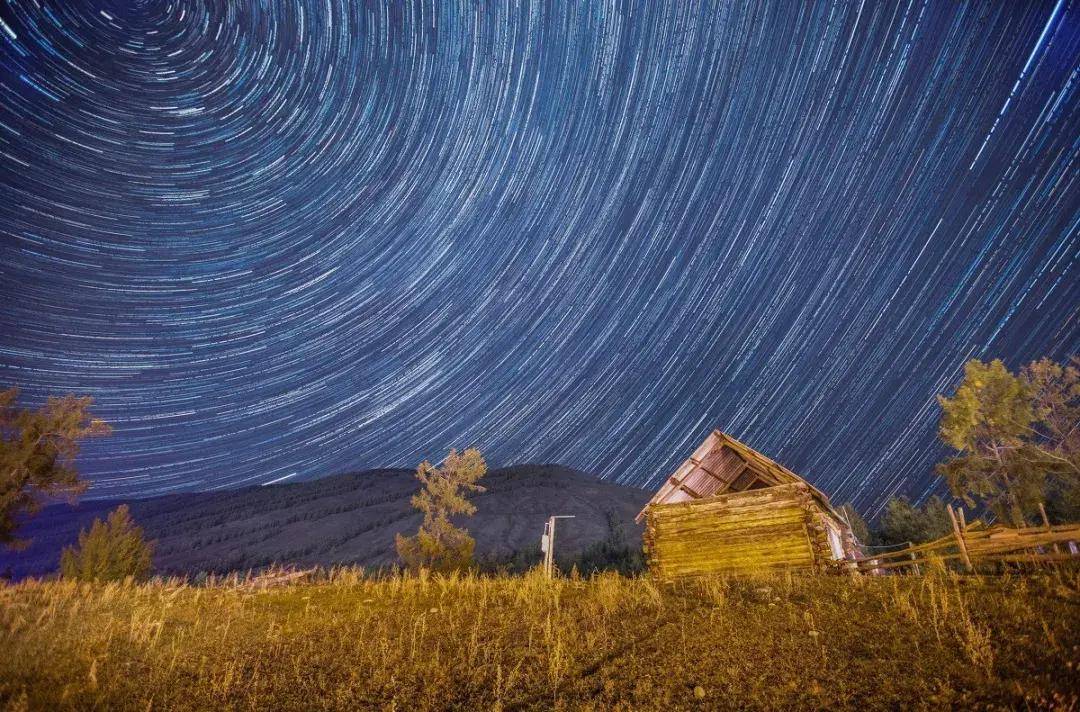 去了新疆,拍了最美星空,可以直接当壁纸了