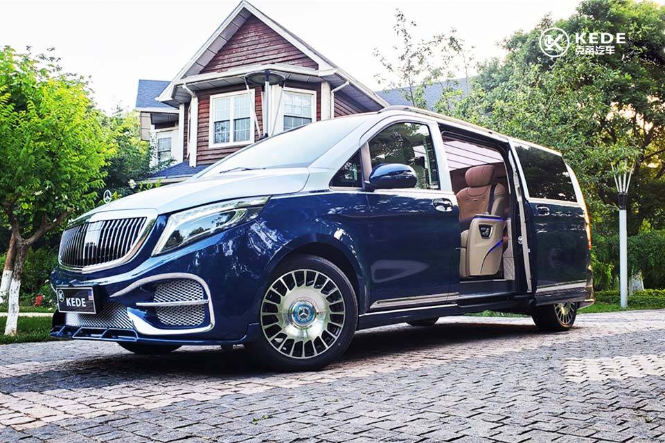 对比其他的商务七座系列,奔驰迈巴赫vst780的外观设计,总体而言,是