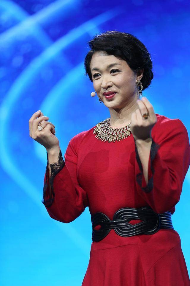 建议搭配一个腰带或者腰封,金星身上这件腰封完美的勾勒出小蛮腰,明确