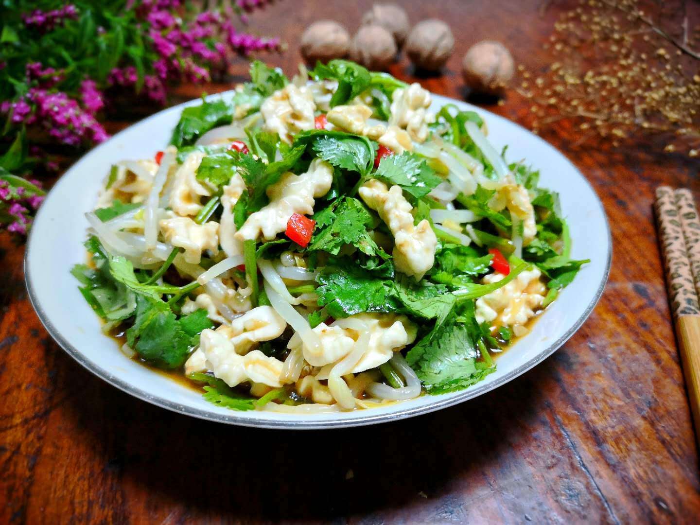 今天小面姨给大家分享一道"香菜拌核桃仁"的做法.