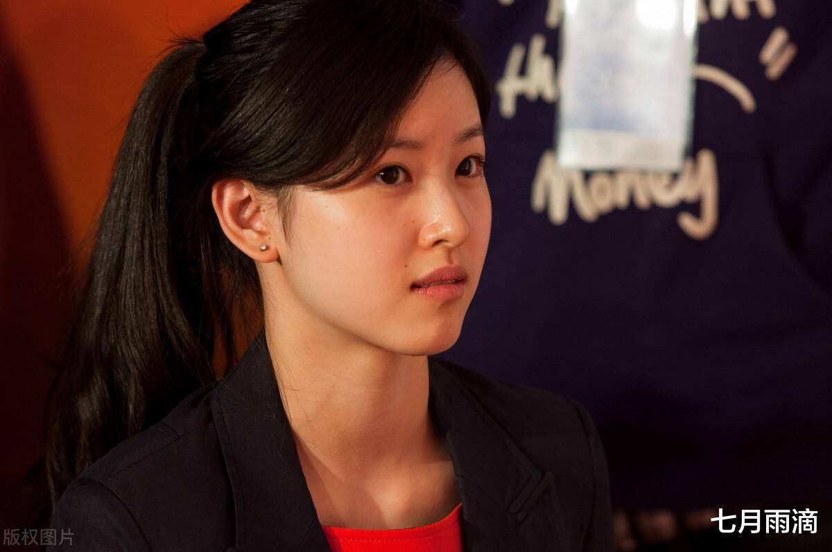 章泽天戴8万手镯拍照,却没戴婚戒,网友:2个原因!