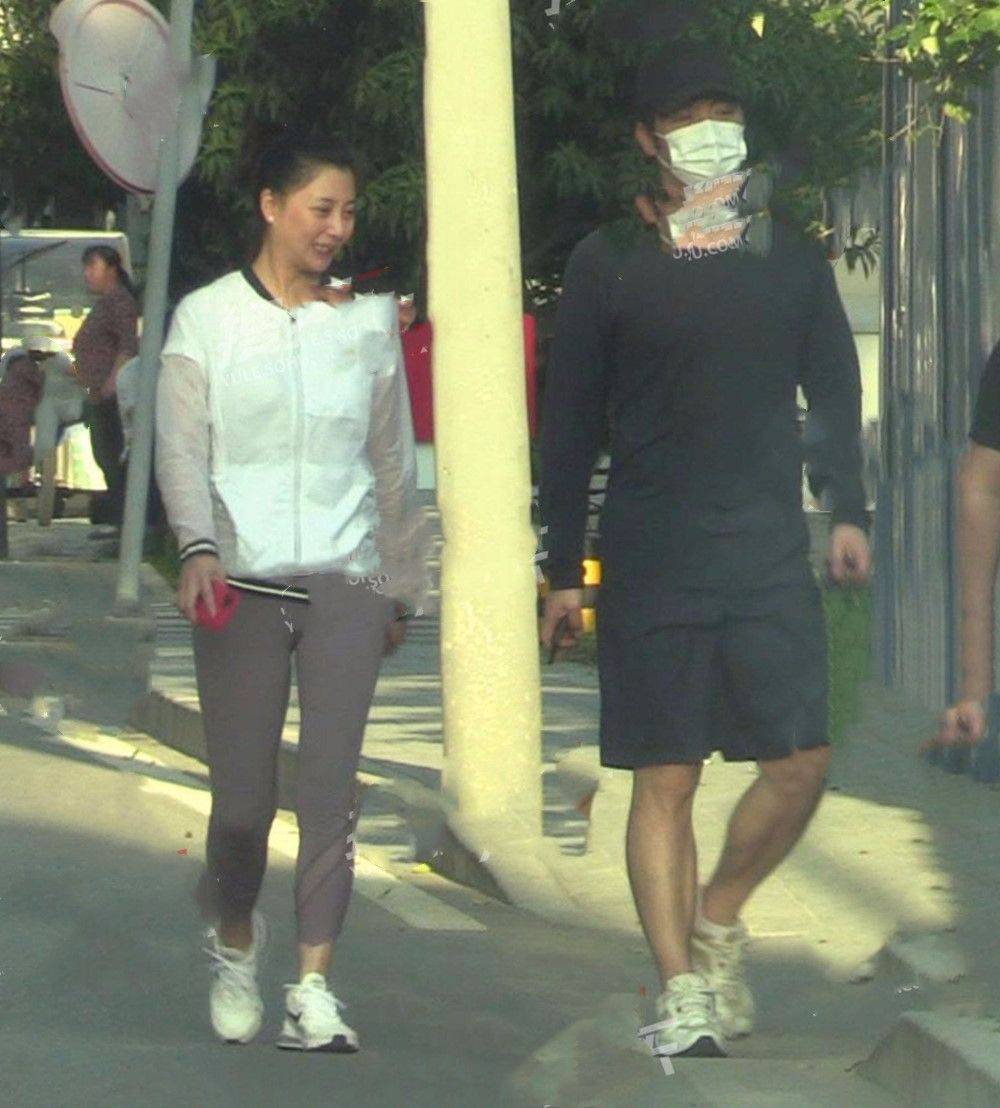 殷桃与男友素颜现身街头棒球衫搭健身裤俨然一个中年大妈