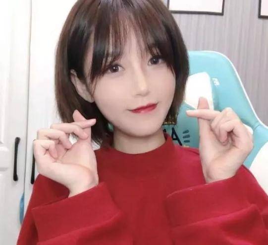 pel正式打响,最美解说引人注目!网友:我觉得呆萌比比赛好看