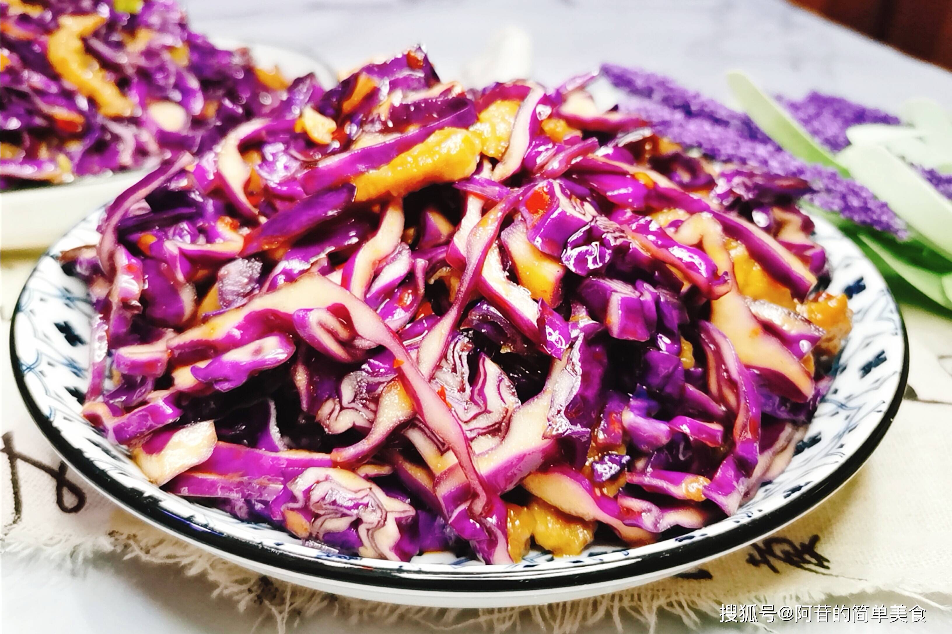 紫甘蓝炒肉图片