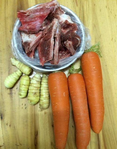 胡萝卜1根,加竹芋,搭配它一起煲汤,养血健骨,简单做法_芭蕉