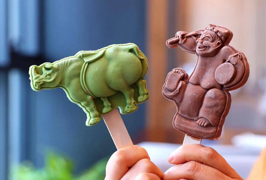 推出两款馆藏"文物雪糕",分别为巧克力味的"击鼓说唱俑"和抹茶味的"云