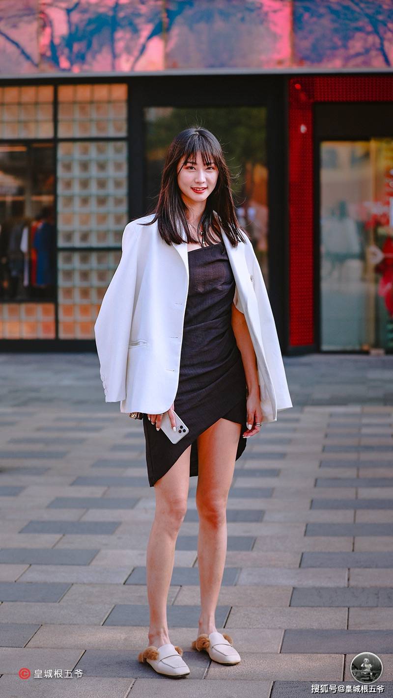 街拍她们不仅穿得漂亮并且个人风格也是非常的鲜明
