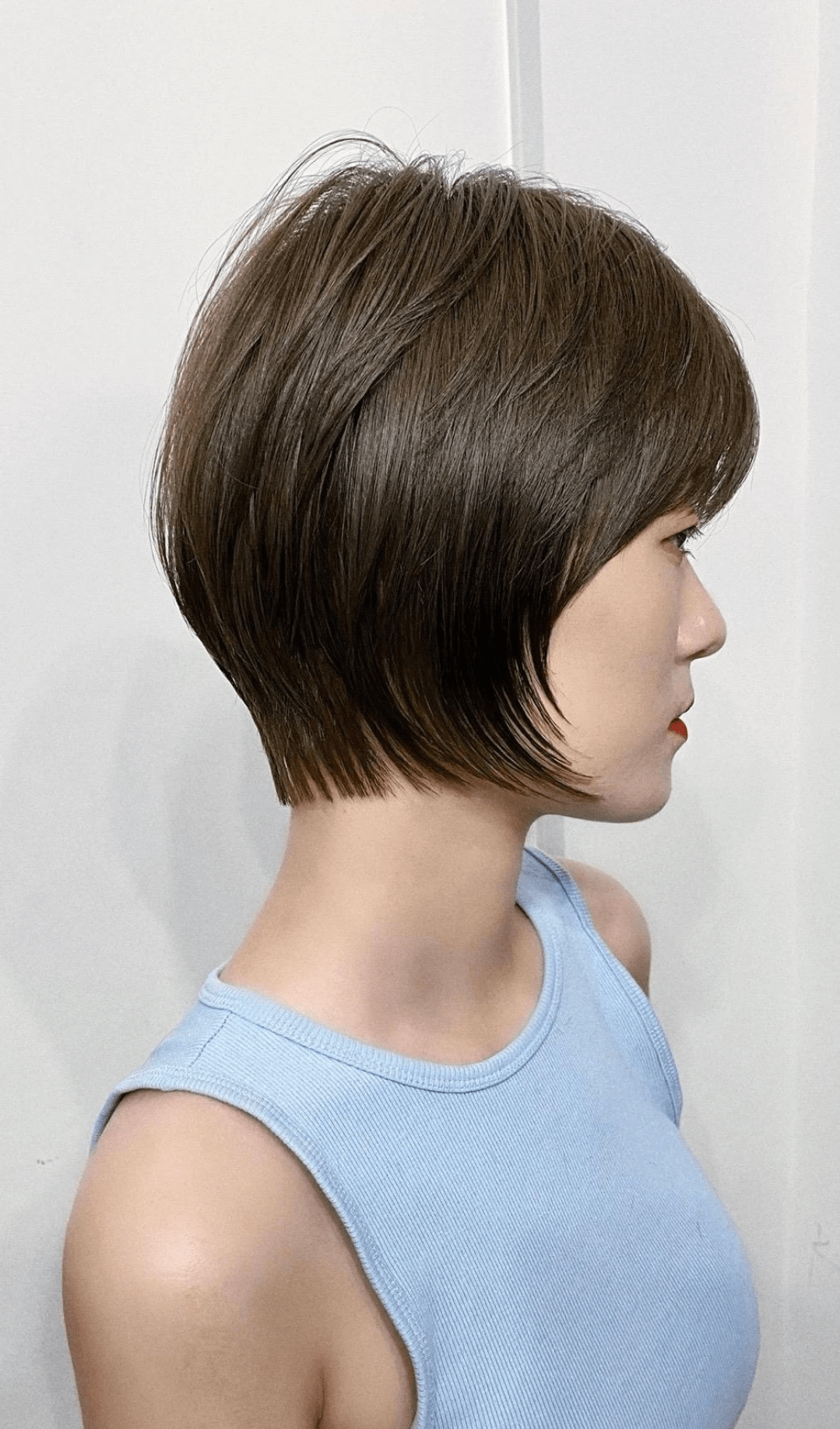 波波头配上粉色的短发,真的很减龄,还可以用一个小小的蝴蝶结卡子把