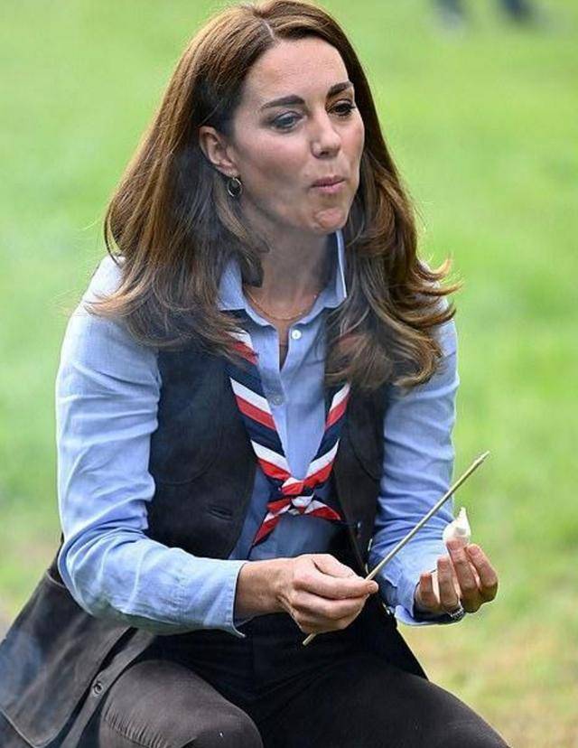 凯特王妃穿水手衫烤棉花糖边吃边烤接地气与孩子们互动超有爱