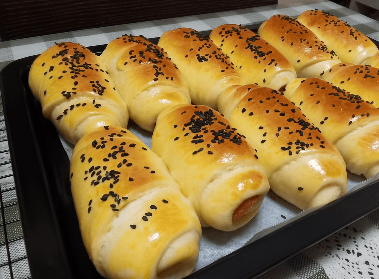 十一长假出游做一些松软香甜的香肠面包卷带上是不错的选择哟