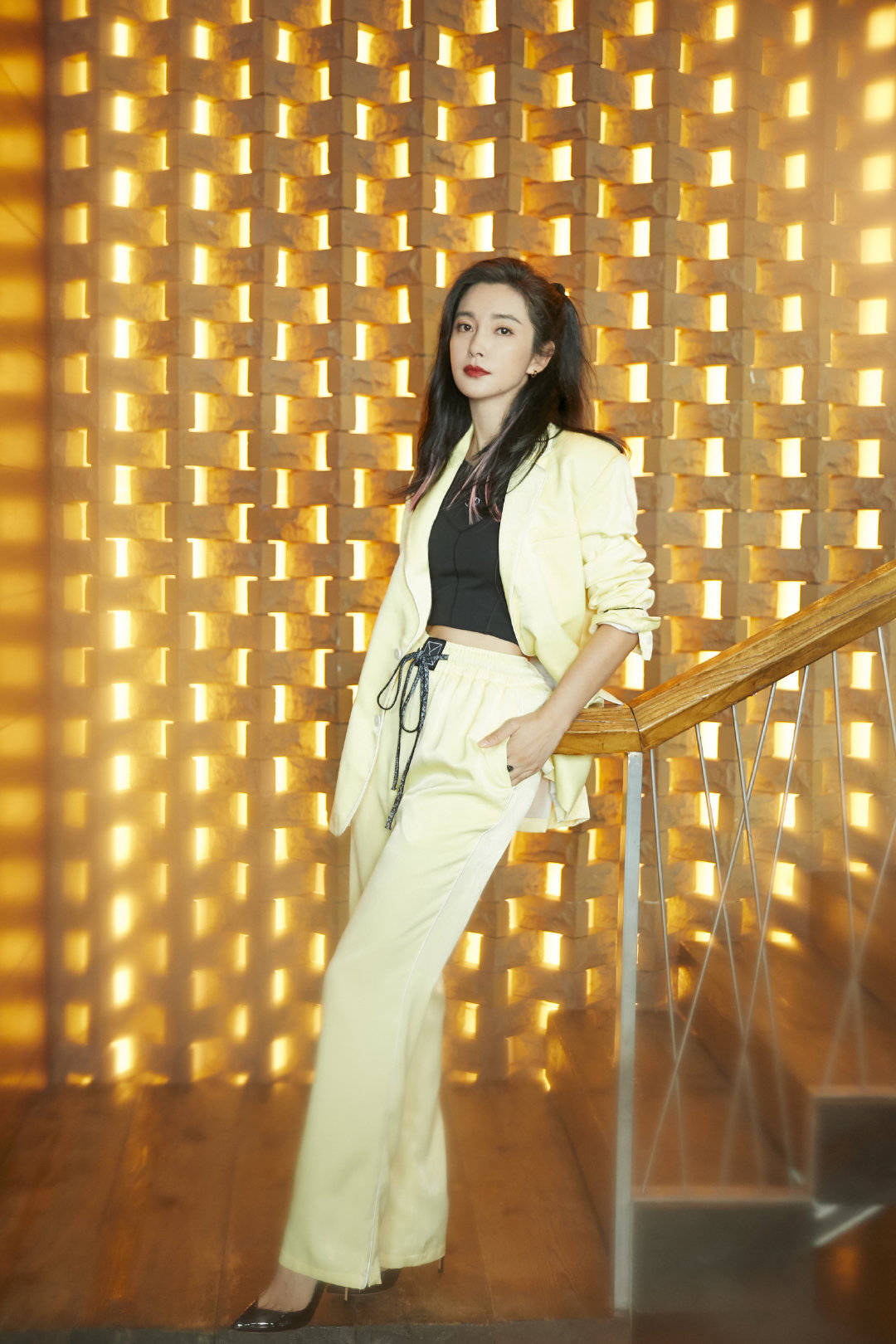 李冰冰穿男友风西装亮相 挑染粉发个性十足