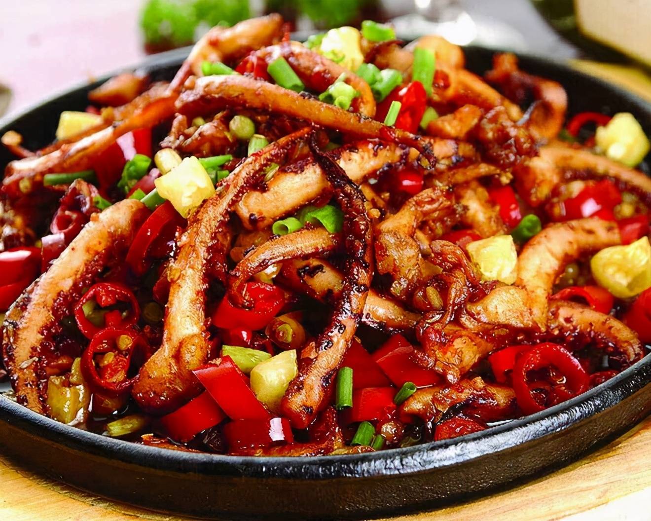 3克 香油 1勺(约5克) 花椒 10粒 葱花 10克香辣鱿鱼须的做法鱿鱼翘貂