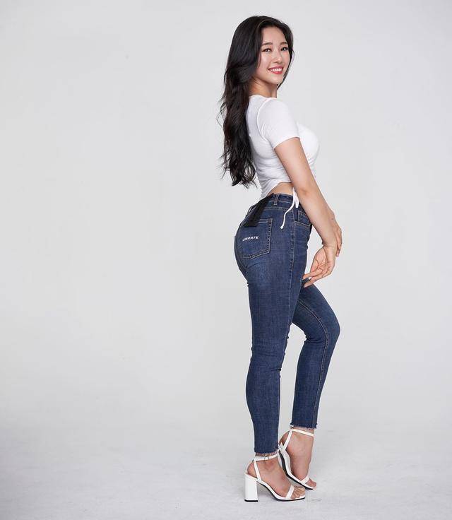 韩国瑜伽女王身材前凸后翘大胸腹肌翘臀一个不少身体柔软