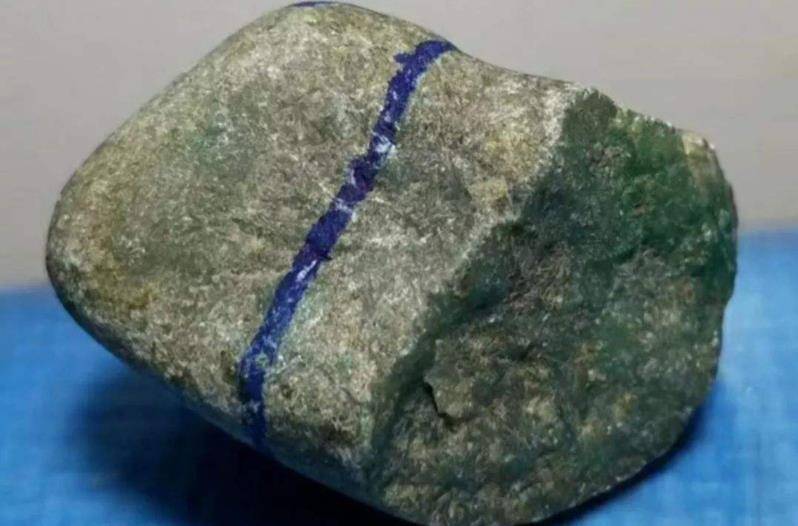 翡翠原石出现断口就代表种嫩吗?带你来看看断口的翡翠