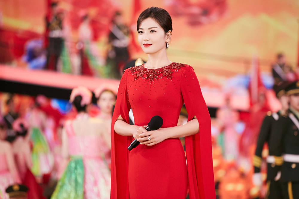 国庆特别节目嘉宾主持刘涛开场大气优雅从容